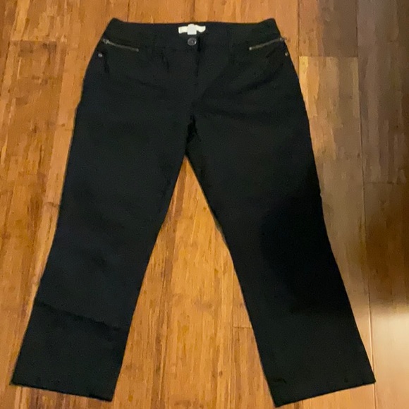 Chico's Pants - NWOT Chico’s black cropped pants. Size 00